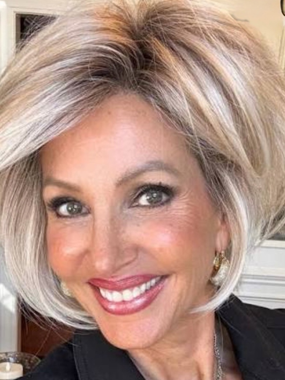 Tressallure Razor Cut Bob in Sand and Sun Lighted EL 14/1001/R8 box included NWT